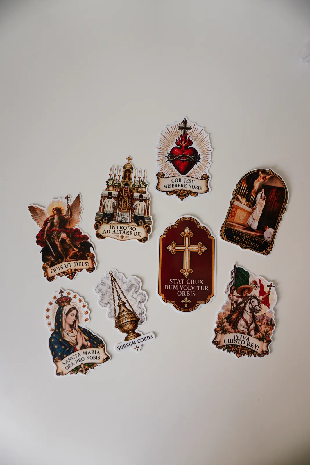 Colección de stickers troquelados de arte sacro tradicional: San Miguel Arcángel, Sagrado Corazón, Virgen María, incensario, cruz y ¡Viva Cristo Rey!
