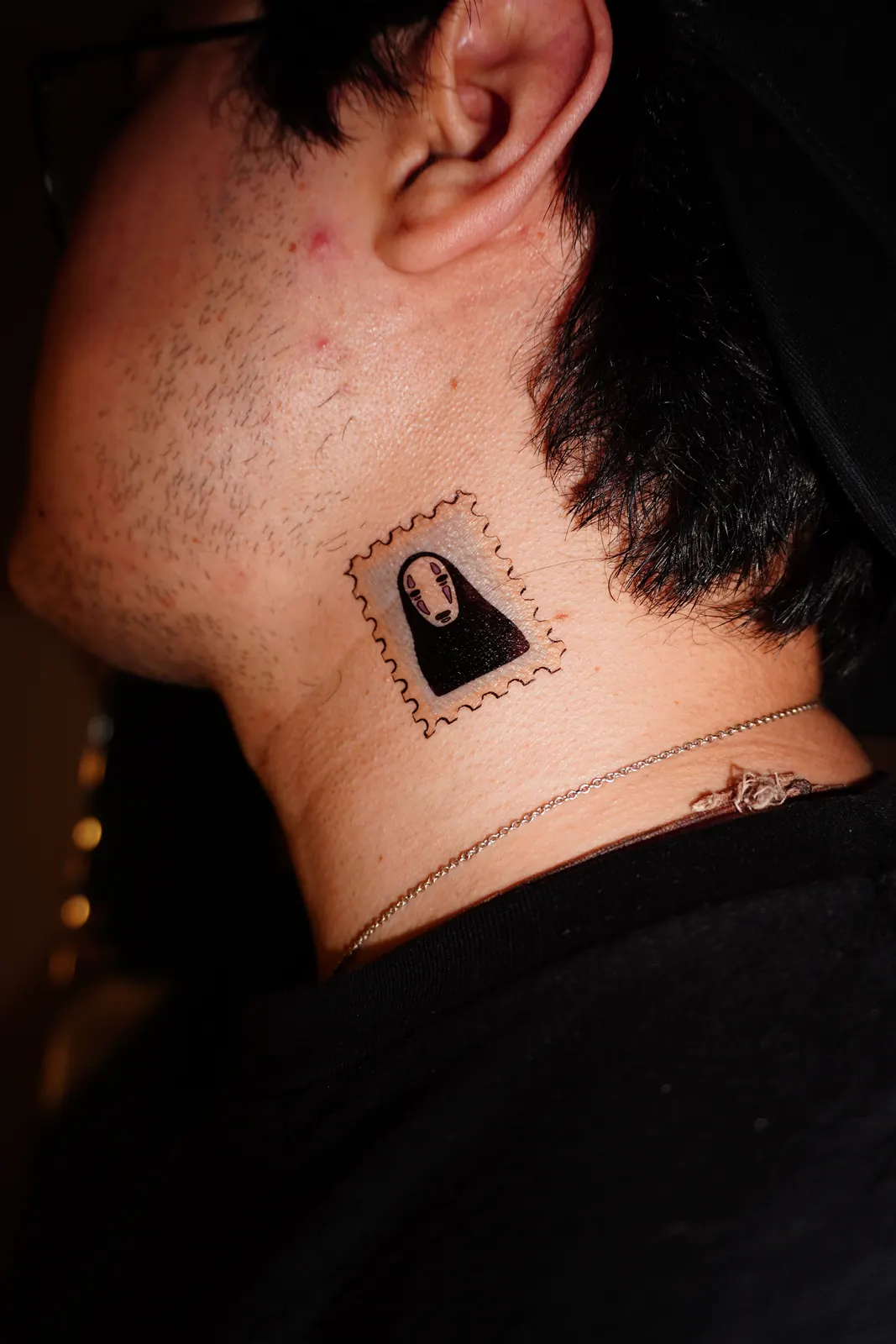 Tatuaje temporal estilo estampilla de Sin Cara aplicado en el cuello